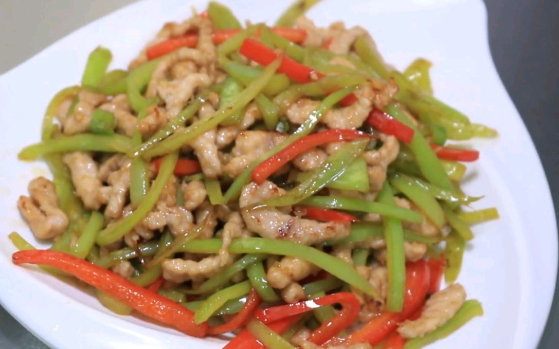 家常小炒青椒肉丝,口味香辣,菜品色香味俱全,操作简单,营养价值丰富.