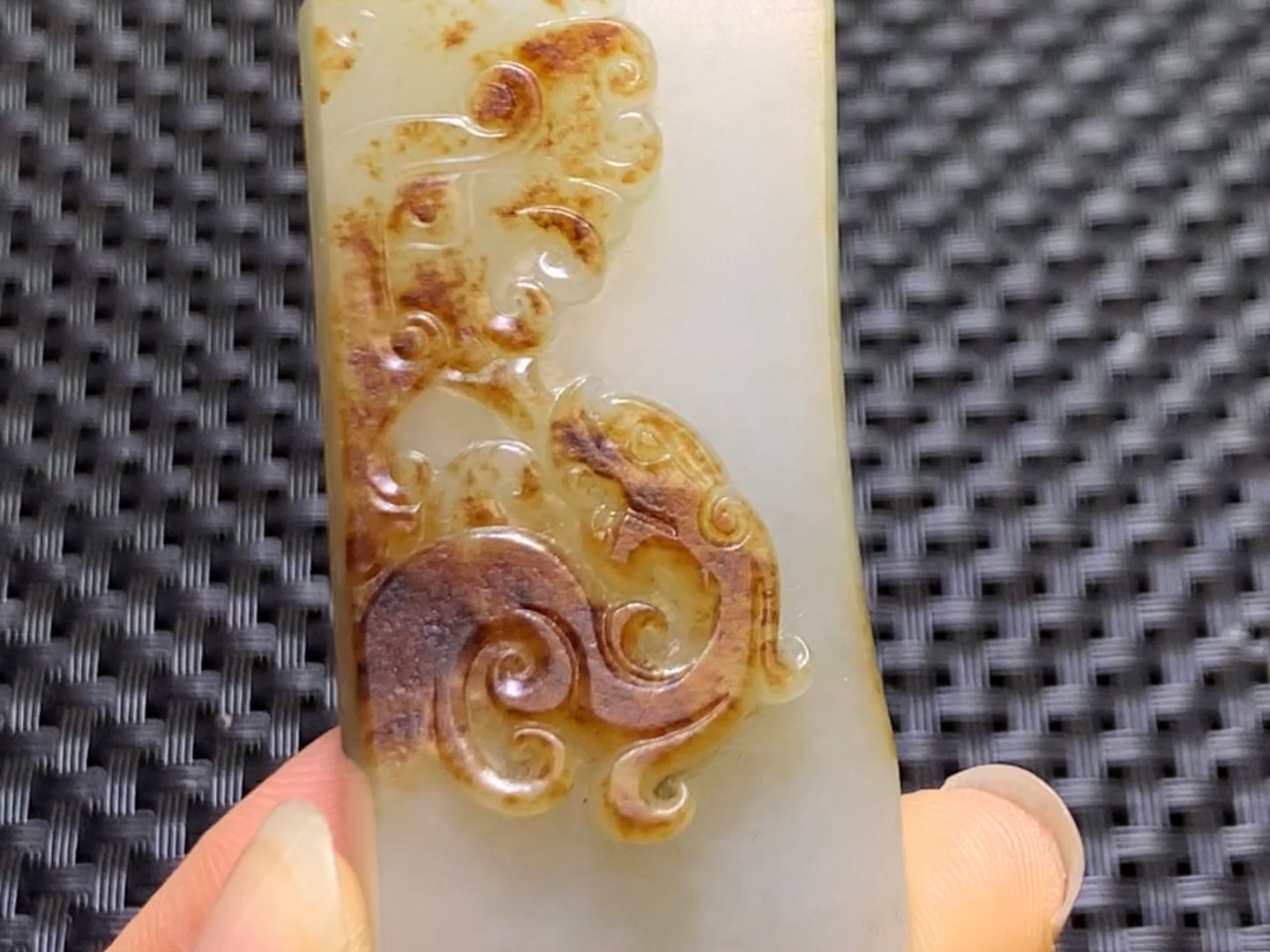 新疆和田玉籽料螭龙挂件,俏色巧雕