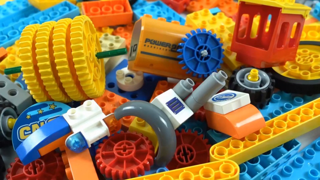 儿童喜欢的益智乐高电动积木搭建工程车造型的玩具积木