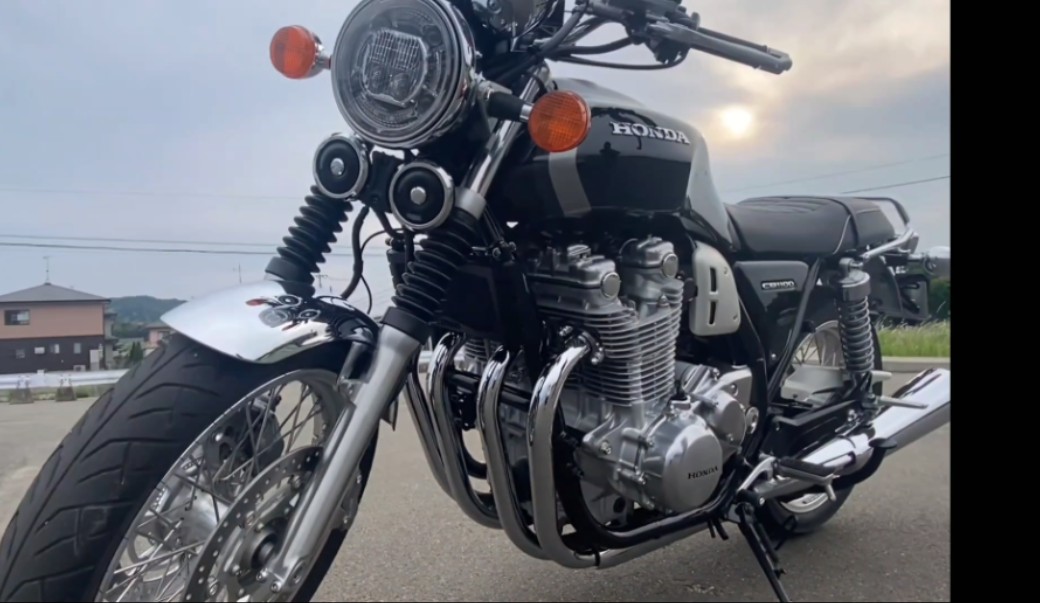 我确定这是市面上最好看的摩托车!本田cb1100!