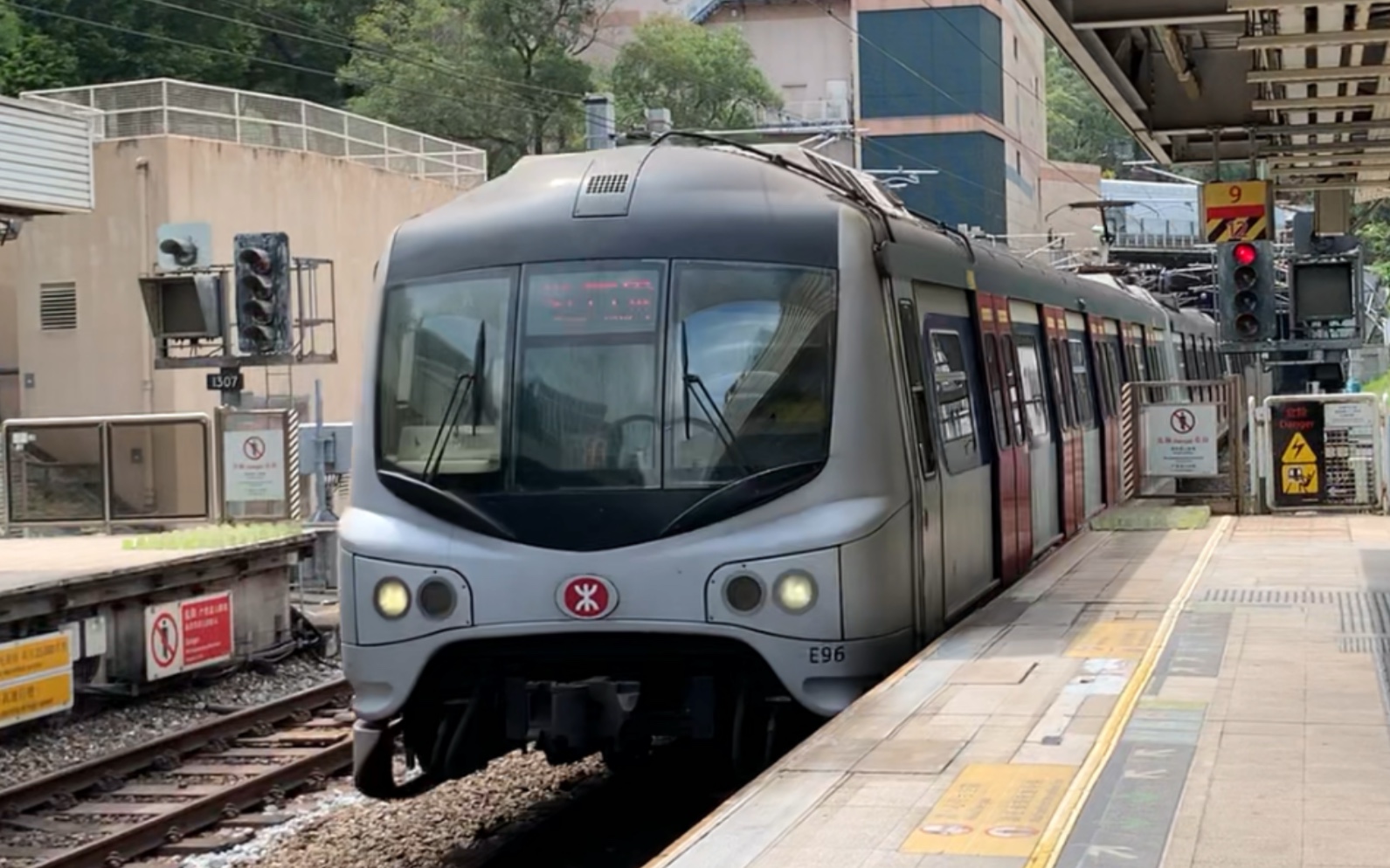 5000港铁东铁线mlre9677编组进入九龙塘站