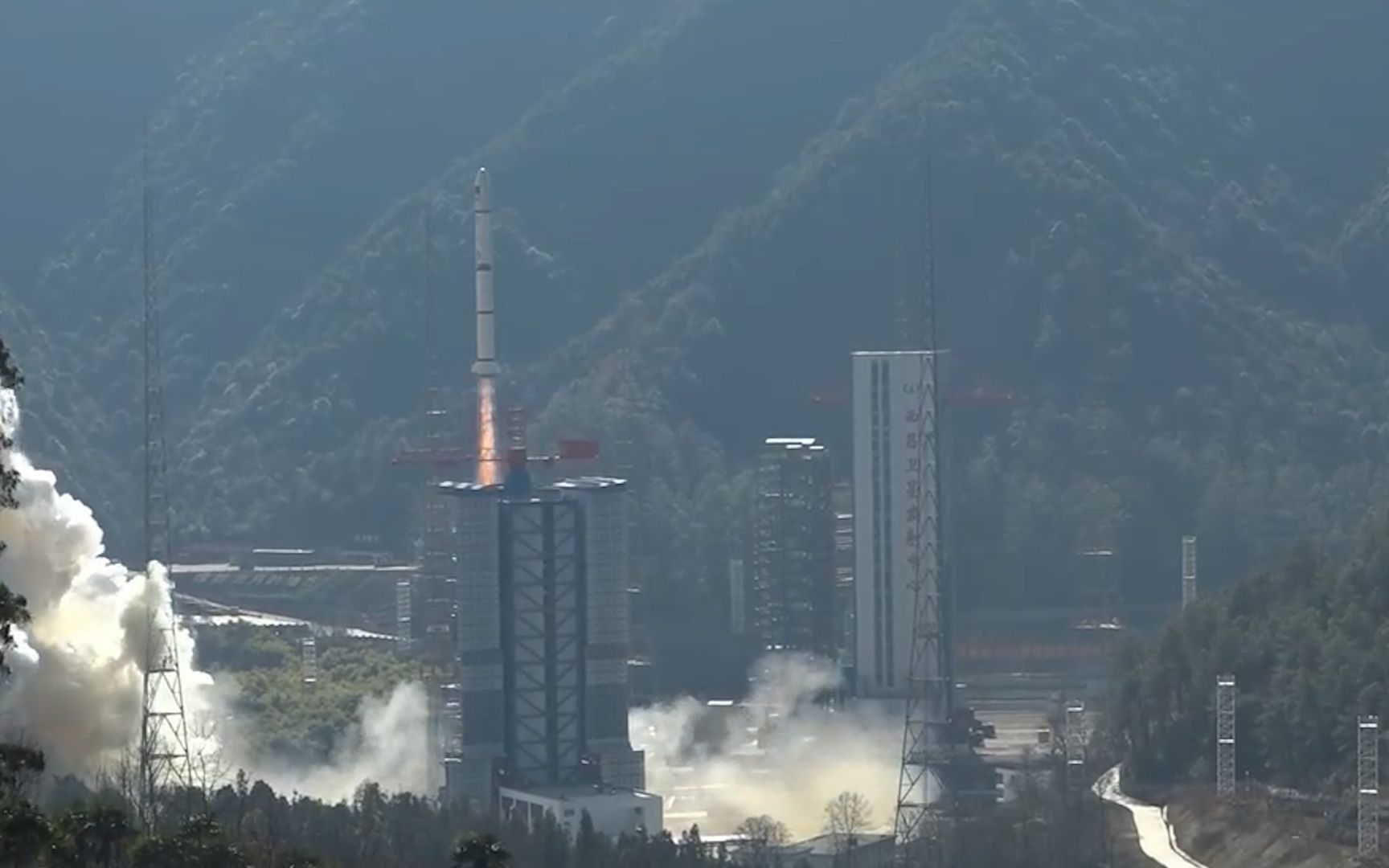 现场:我国成功发射爱因斯坦探针卫星 可捕捉宇宙转瞬即逝的未知现象哔哩哔哩bilibili