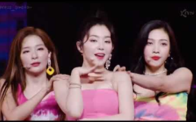 [图]上衣灵感是雪花牛肉吗？4K红贝贝演唱会Red Velvet Red Dress