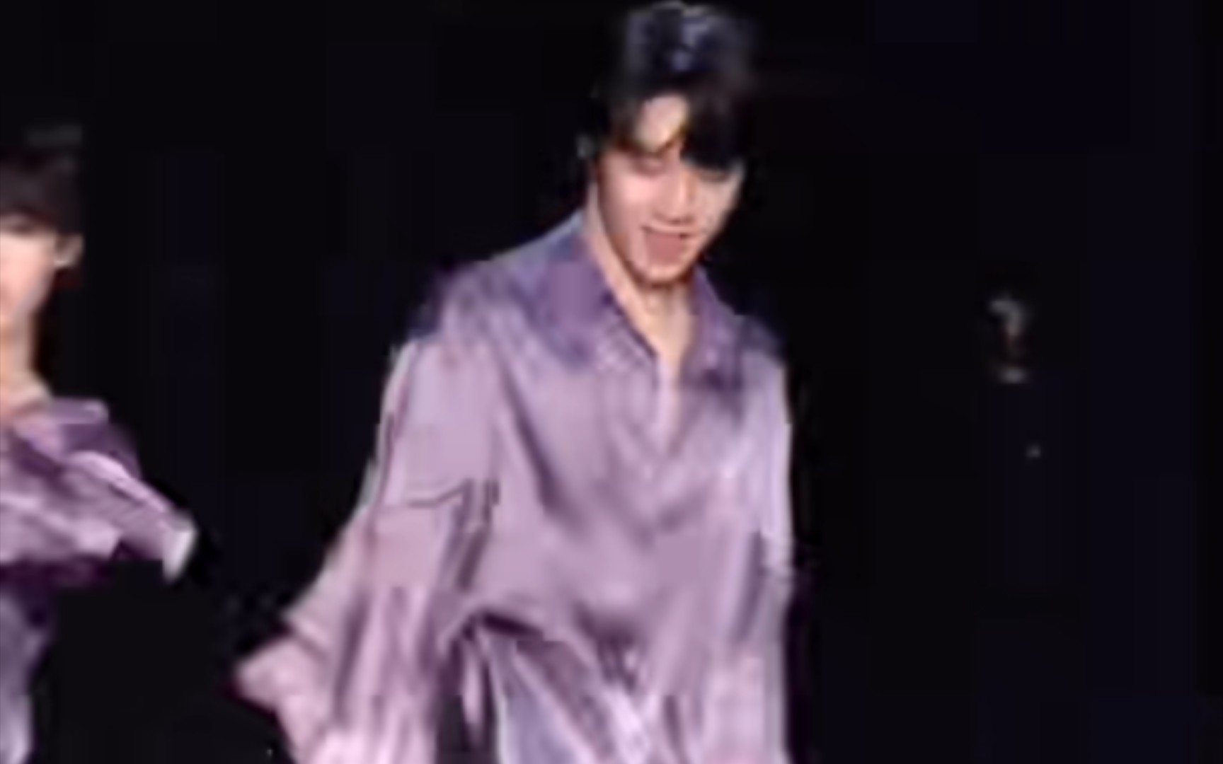 (刘耀文)就喜欢看帅哥跳舞