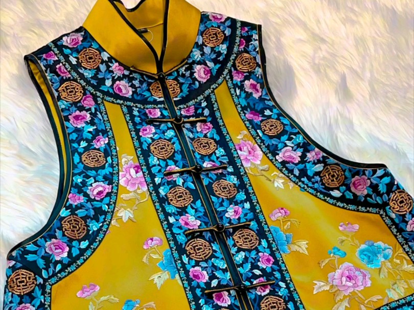 秋香色,一种温暖而柔和的色彩,它介于黄色与绿色之间,既有黄色的明媚