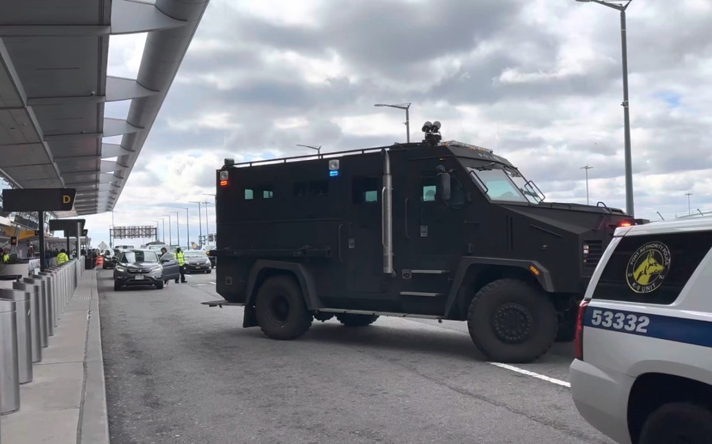 港务局的熊猫装甲车在肯尼迪国际机场,帅炸了