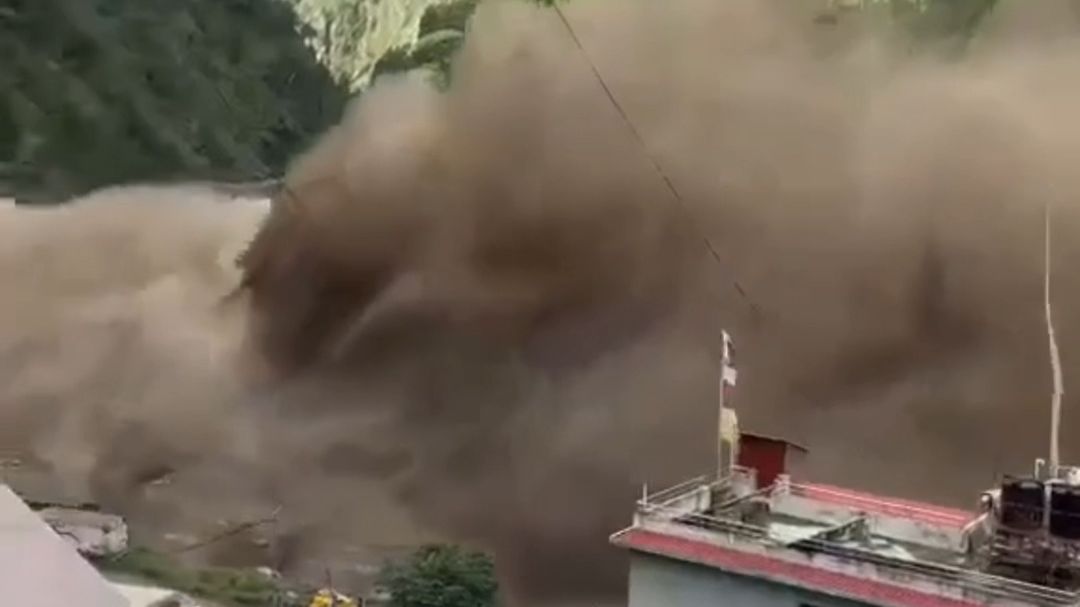 尼泊尔山洪泥石流暴发时的多个瞬间