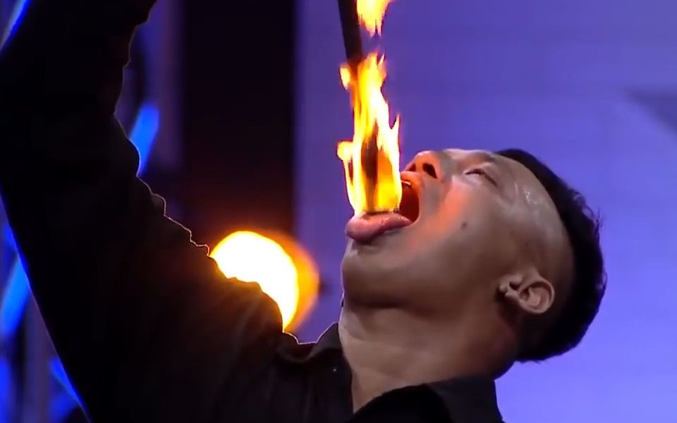 泰国达人秀上搞笑的喷火者做疯狂的特技表演_达人秀g