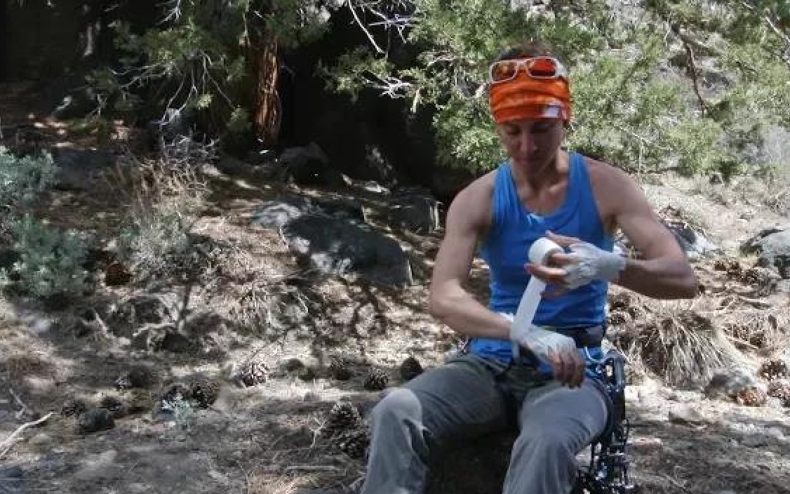 [图]传统攀技巧之胶带缠手｜Traditional Climbing 5. Creating Tape Gloves for Crack Climbing