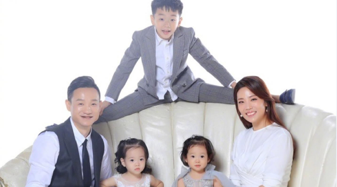 杨阳洋穿西装过9岁生日帅到不敢认,双胞胎妹妹更是