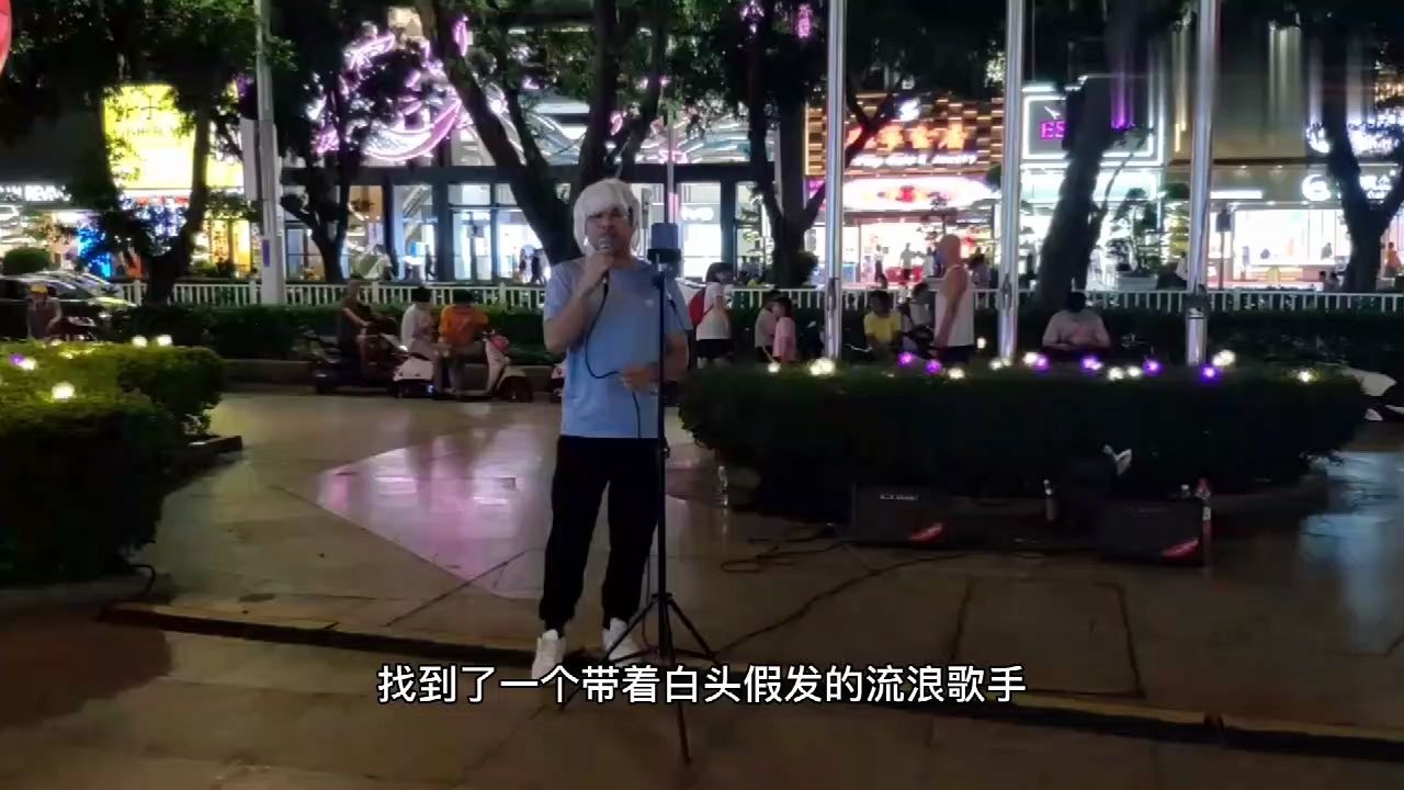 [图]广西南宁，在朝阳广场的流浪歌手，充满激情街边献唱，歌声好听！