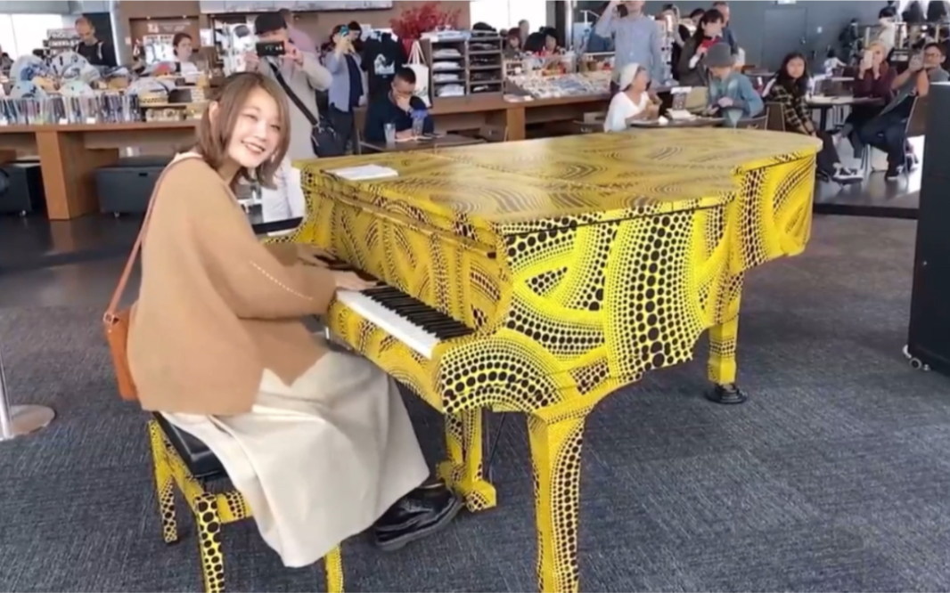 [图]【ハラミちゃん】在都厅演奏Shape of You，一群外国人竟然... Ed Sheeran “Shape of You”played on piano