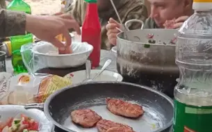 Скачать видео: 俄乌战争前线俄军的午餐，面包、煎肉排、黄瓜番茄沙拉，吃的很开心。