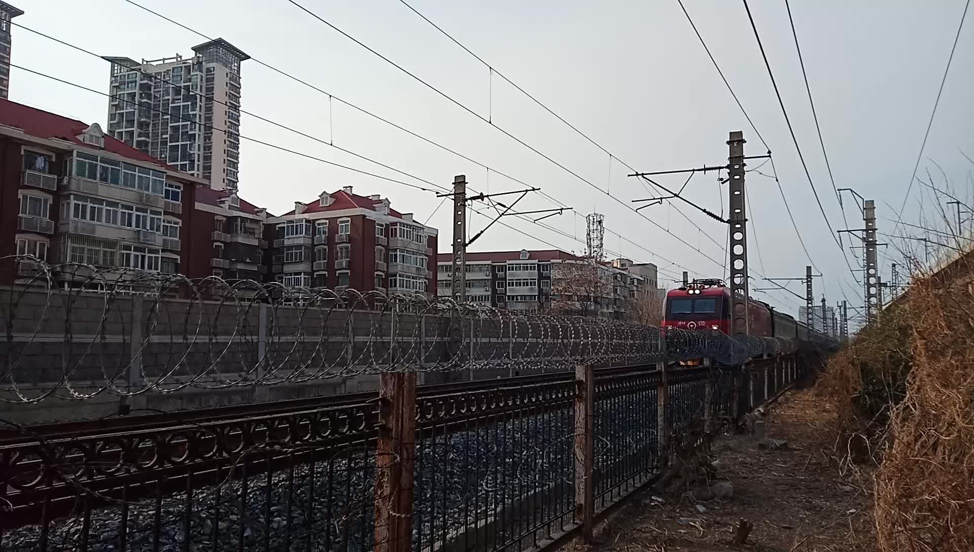 【中国铁路】津山线拍车z13次列车.