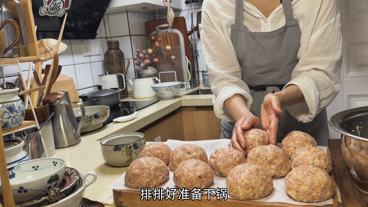 是“阳春面”不是“酱油面”也不是“猪油面”哇。今天吃的简单，老爸吃一大碗不够还得来一碗，今日餐分享：阳春面、咸蛋黄狮子头、雪燕树番茄、软兜长鱼、猪肚肺汤。