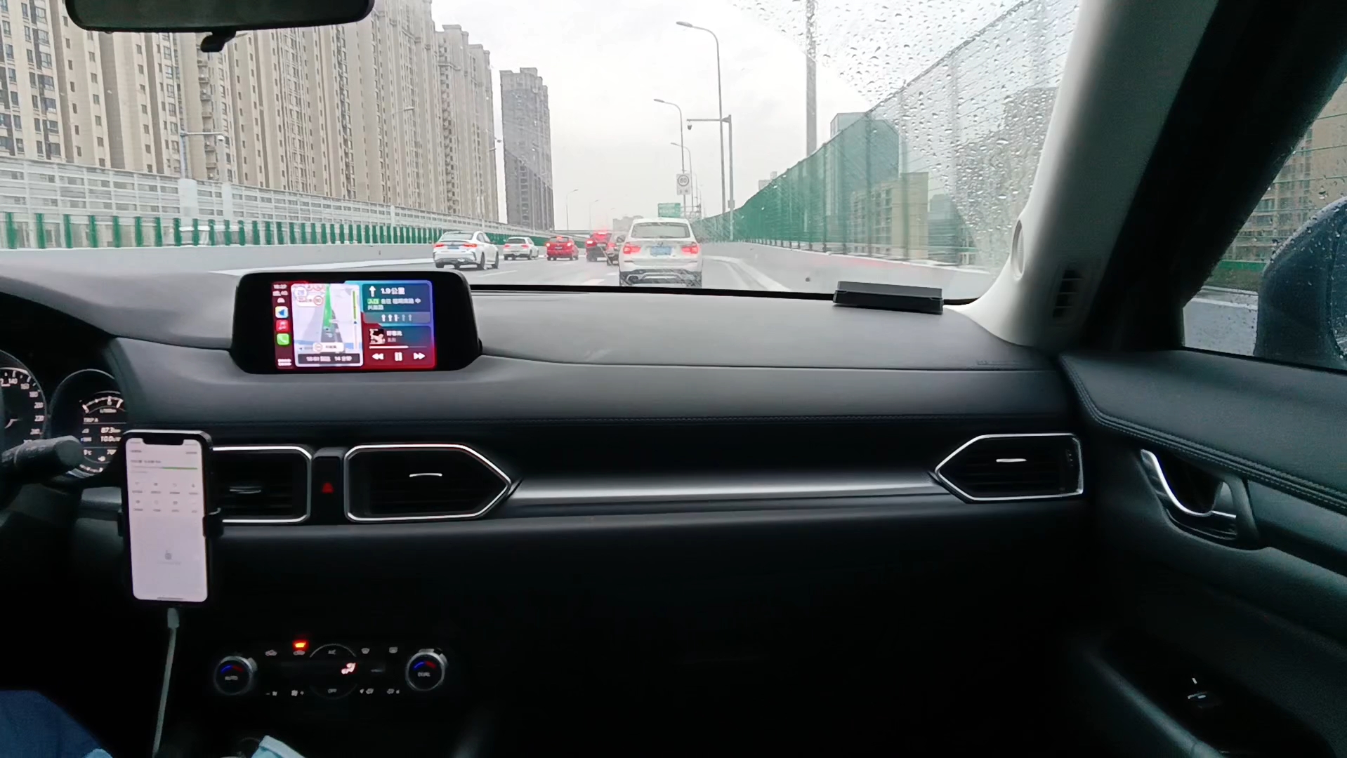 cx-5副驾视角:雨天出行