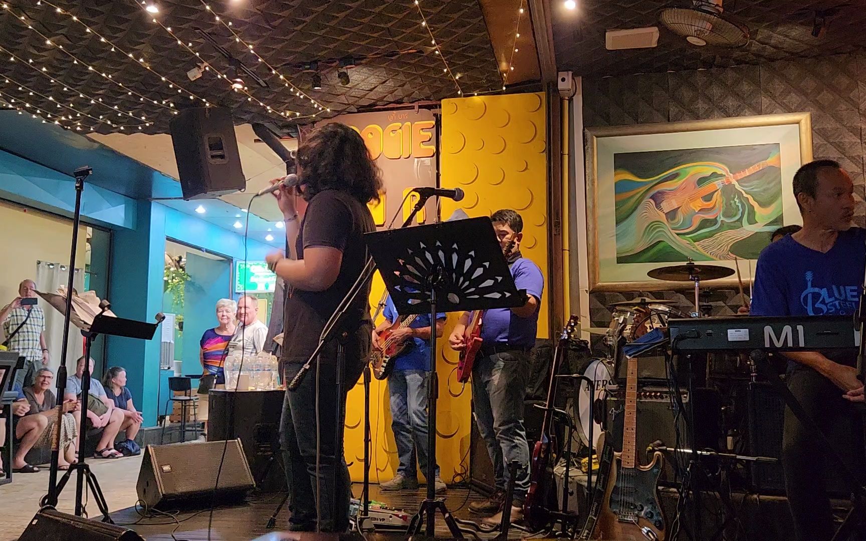 泰国甲米酒吧乐队现场表演acdc highway to hell