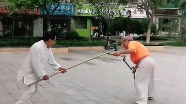 武打演员/武替】少林达摩杖，属少林传统武术器械，融棍法、钩法、剑法