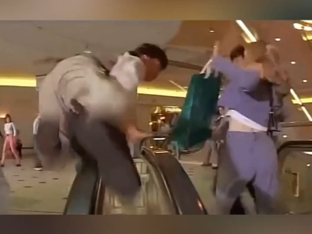 国外男子学成龙下扶梯,被防成龙装置绊倒