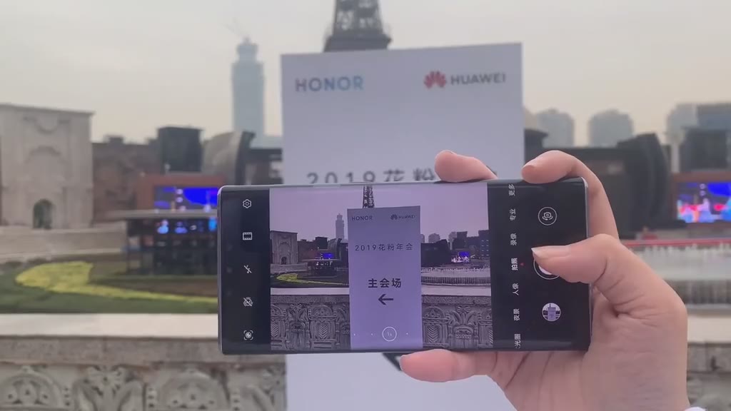 看看来#2019花粉年会 的他们用#华为钱包huaweipay 开门乘车有多爽!哔哩哔哩bilibili