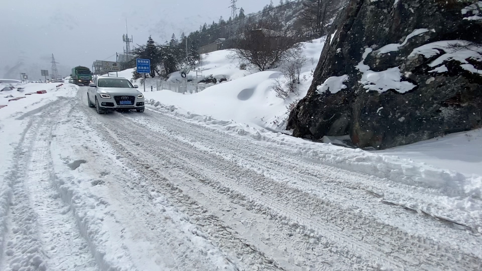 嘎瓦隆天池遇大雪临时指挥交通愿广大司机朋友们平平安安下山_哔哩