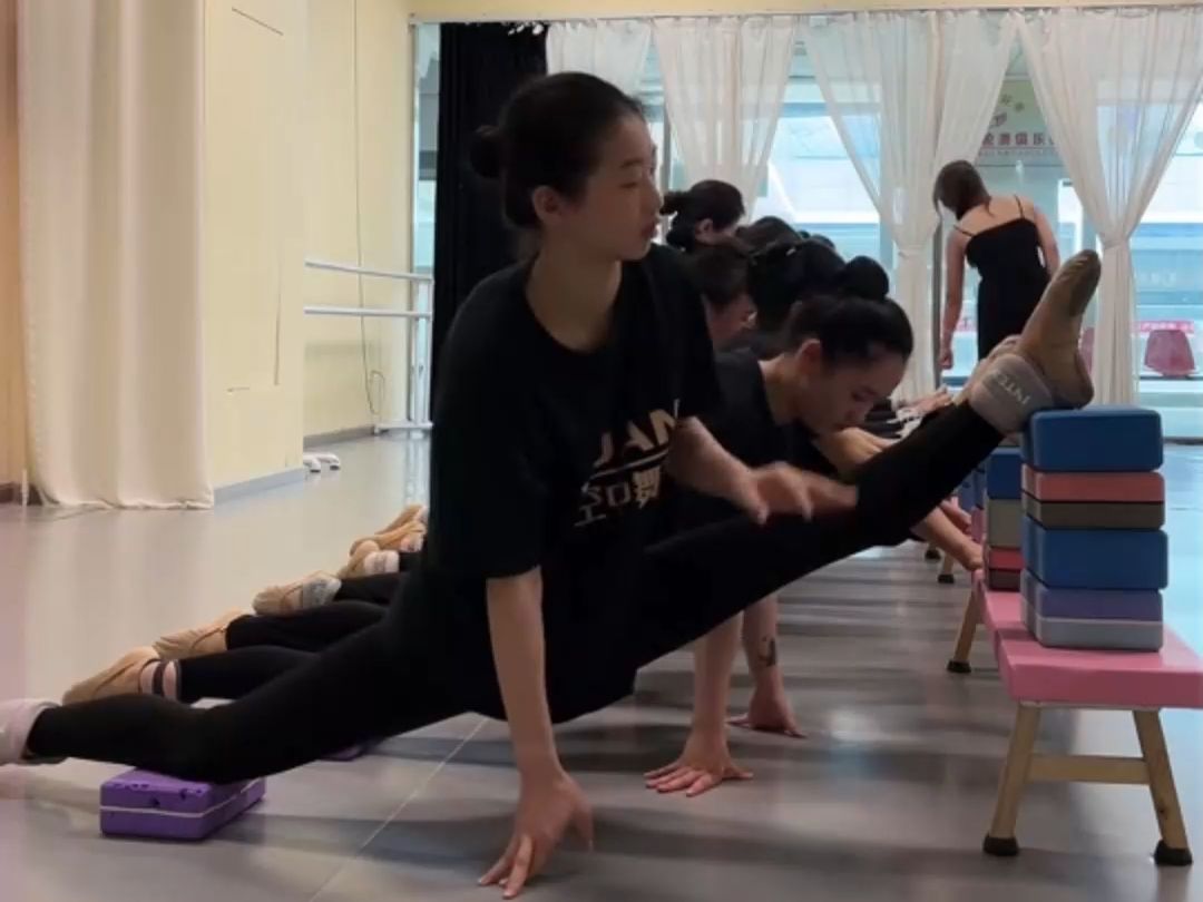 成人舞蹈柔韧训练,撕腿,耗腿