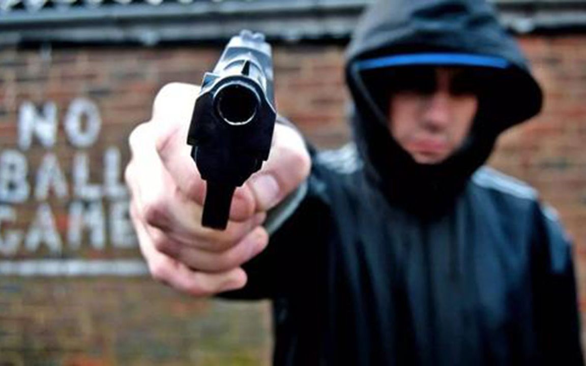 2岁男童举枪自杀找枪就像找玩具一样简单美国的现状令人恐惧