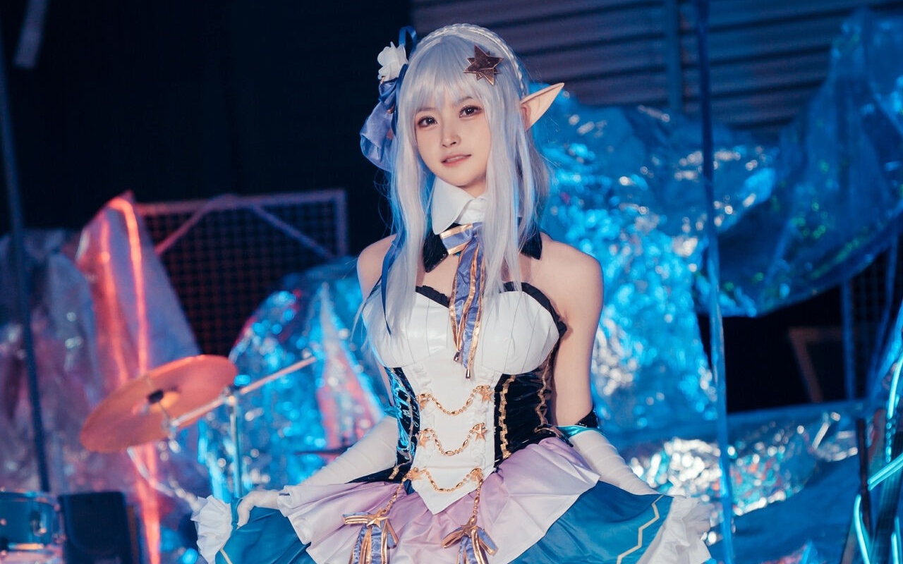 白莉小姐姐cos艾米莉亚