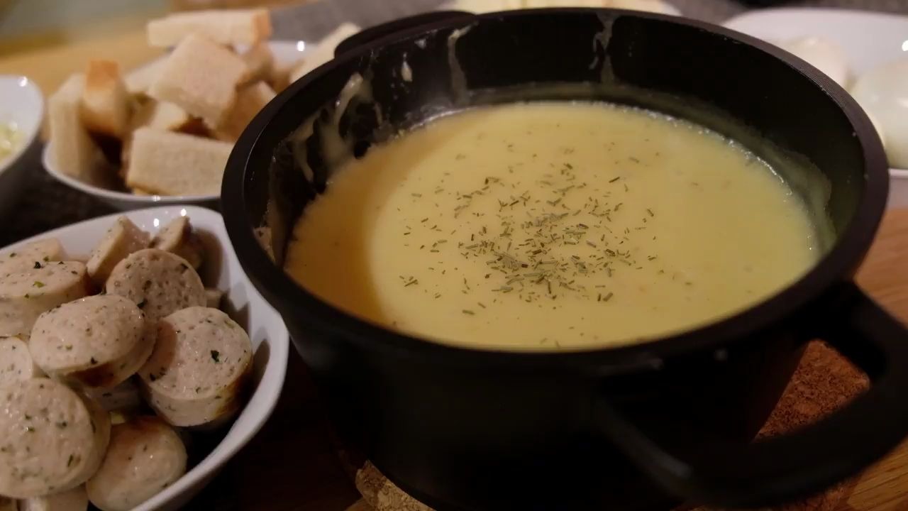 【美食每刻】瑞士起司火锅Swiss Cheese Fondue 让你吃了忘不掉哔哩哔哩bilibili