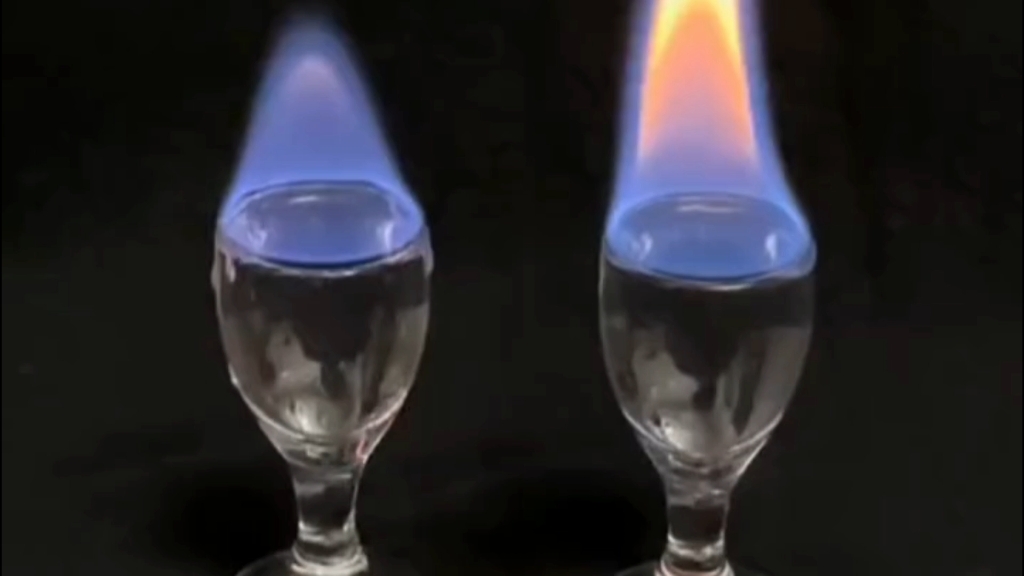 纯粮酒还是酒精酒的方法左边为纯粮酒,右边为酒精酒酒精酒,火焰活跃