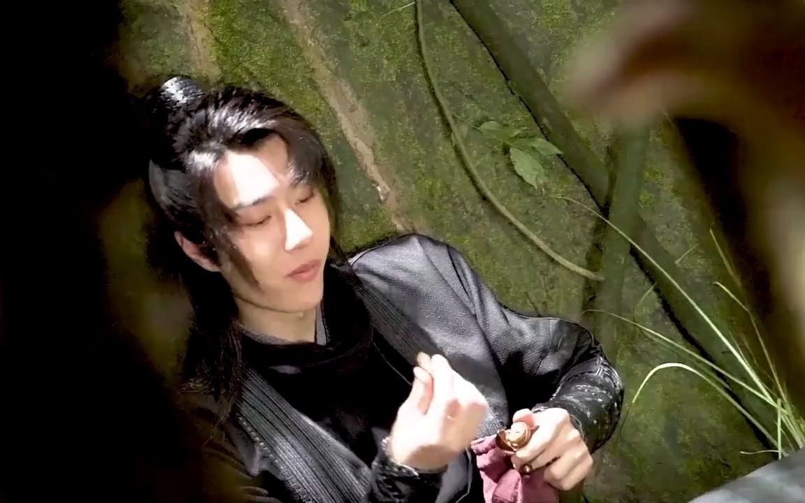 【王一博|有翡】有翡花絮:王一博片场吃道具嗨了,嗨过劲竟还嘚瑟起来