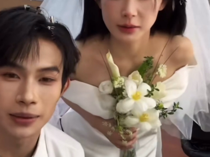 看到穿婚纱的龙嫂,龙哥都两眼放光了