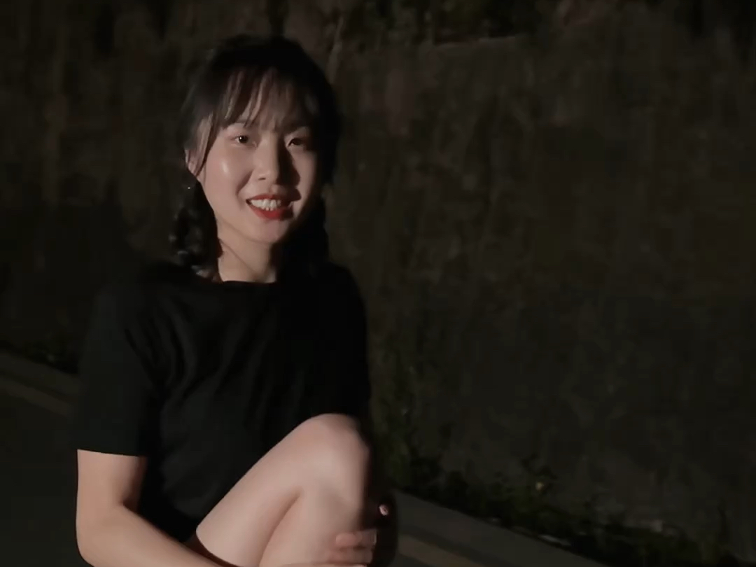 放首音乐给老婆夜跑助兴.