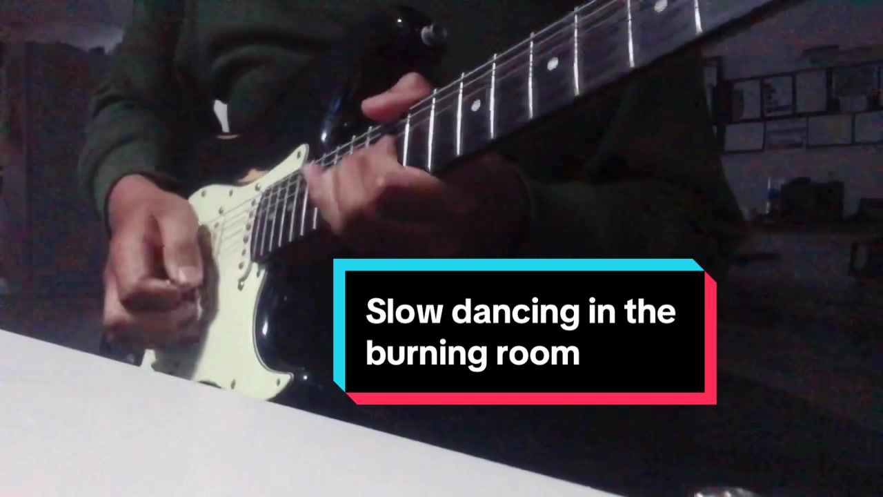 慢舞在燃烧的房间独奏和即兴表演,享受!