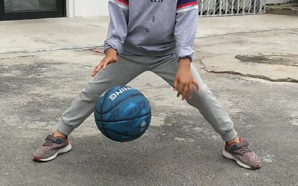 体前交叉运球训练(5岁11个月)