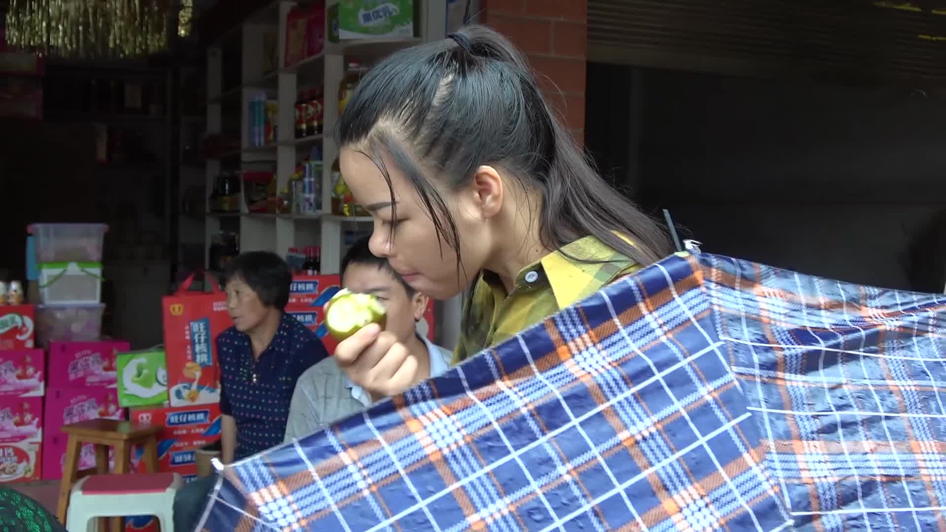 农村小英子:小妹第一次跟老妈去赶场,好多东西没见过,一直问不停_哔哩