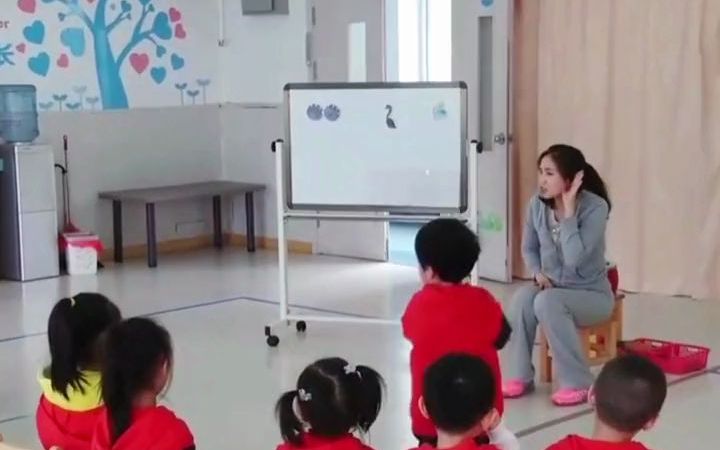 [图]幼师必备课件幼儿园小班音乐公开课《大象和小蚊子》，通过听声音辨别动物，引出重点，串铃、大鼓等乐器，学会演奏这些乐器 幼儿园公开课 小班公开课 小班音乐公开课 小