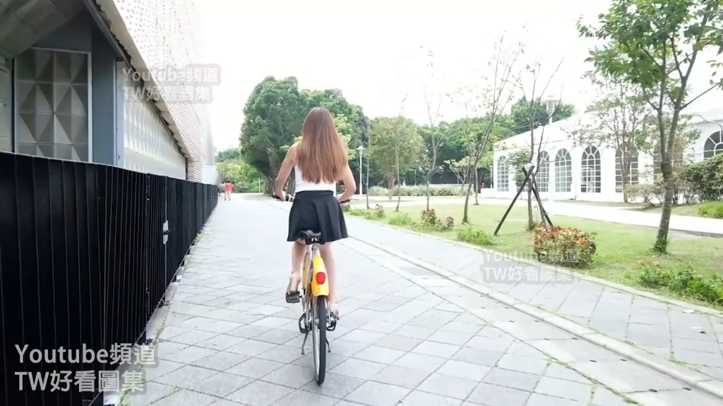 騎ubike的短裙正妹