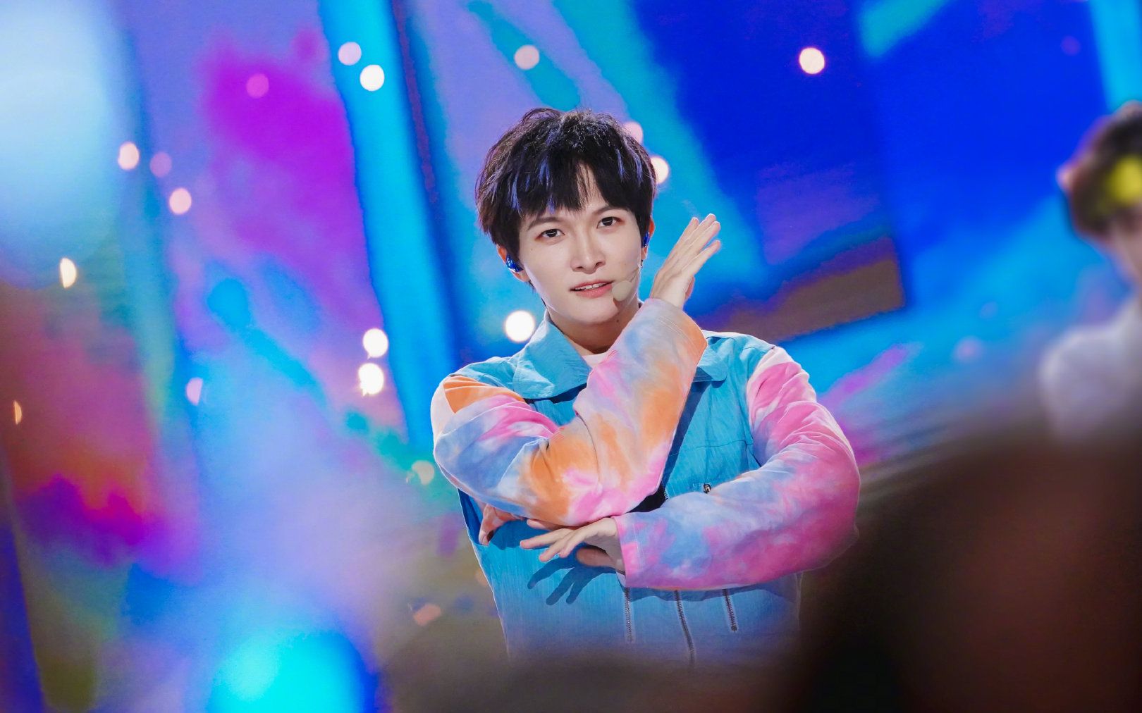 【周深】周深六国语言唱跳《我们一起闯》