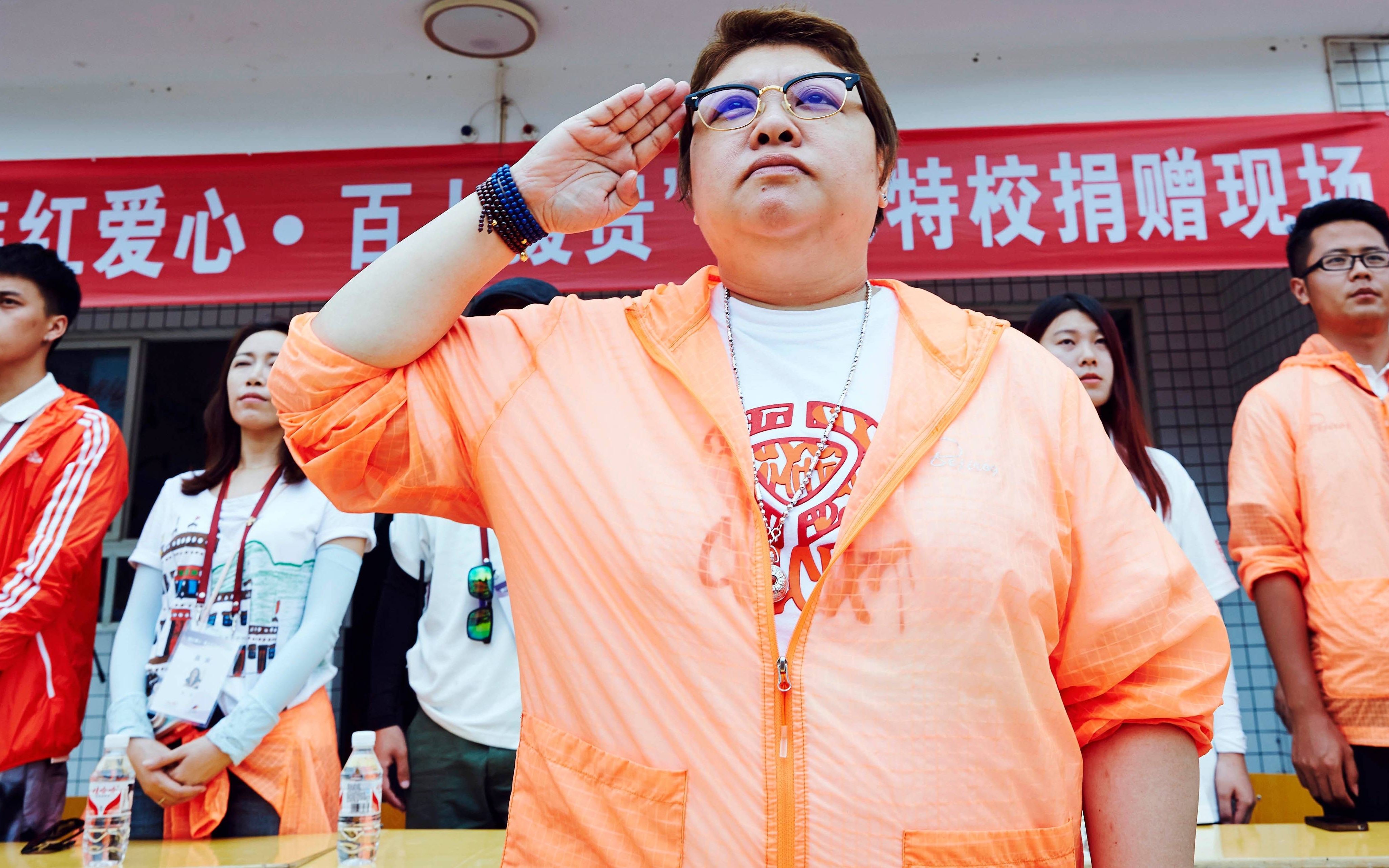 当众下跪捐空家底,却被质疑侵吞上亿资产的韩红,为何坚持做慈善