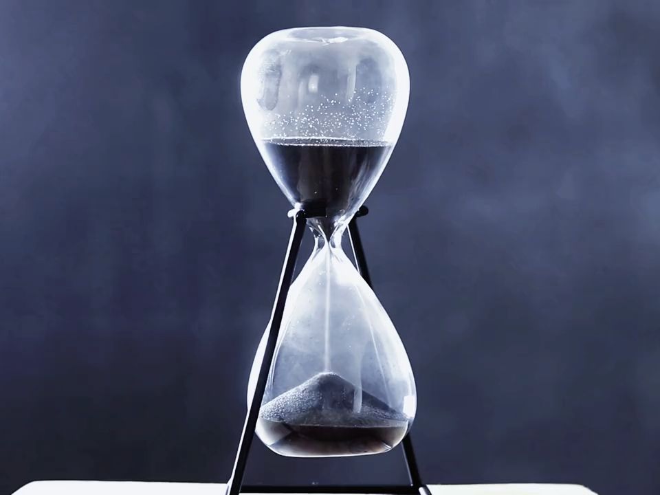 时间沙漏掉落破碎全过程微距高清延时拍摄视频素材