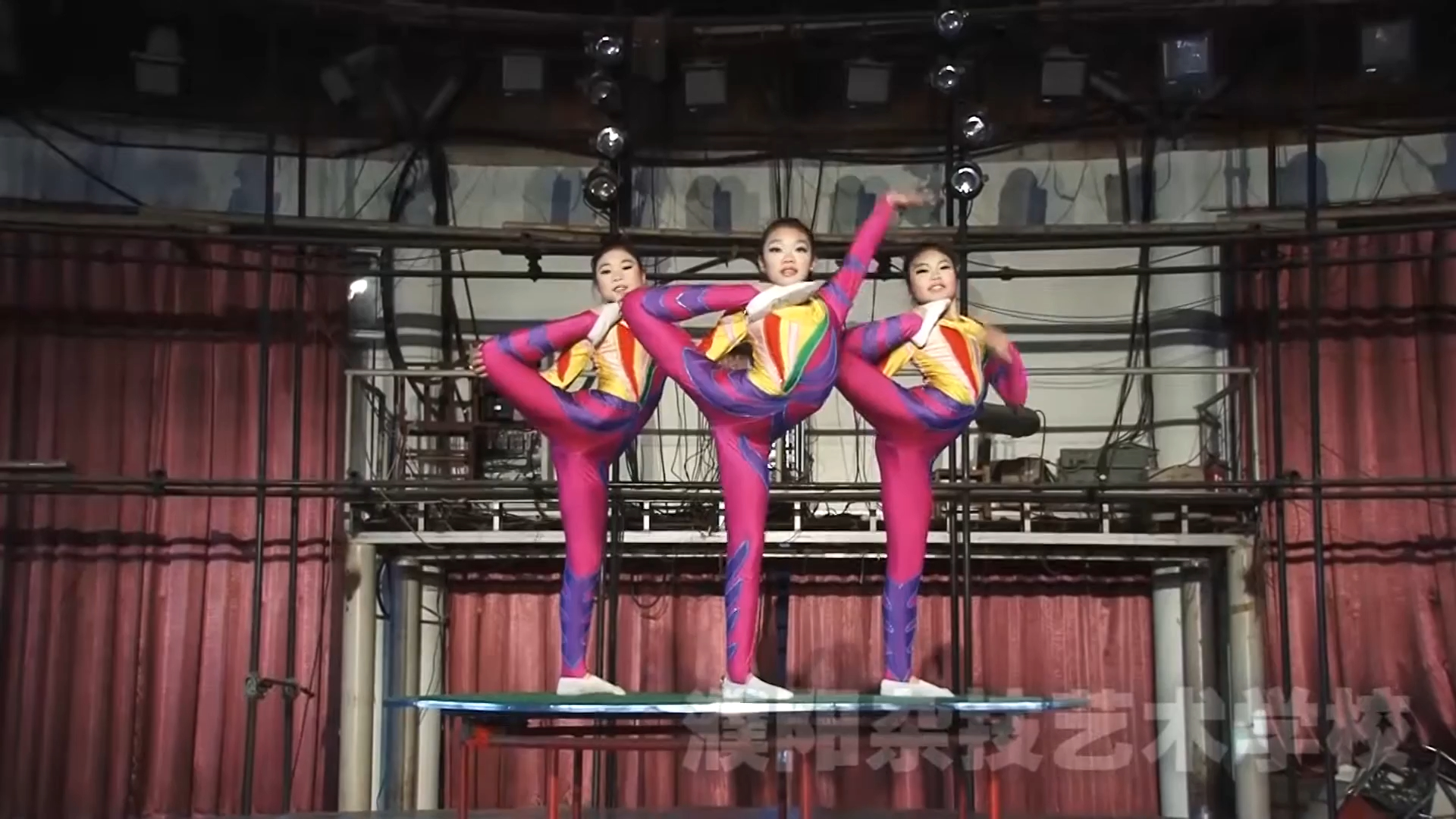 濮阳杂技艺术 三人造型 单人滚杯 表演