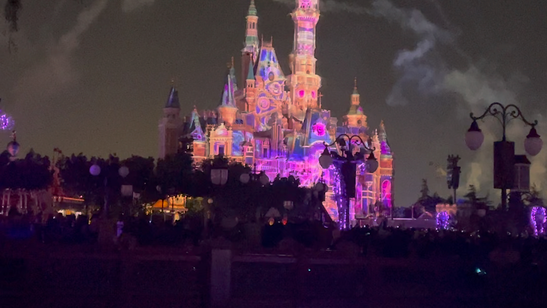 上海迪士尼城堡烟花好美啊