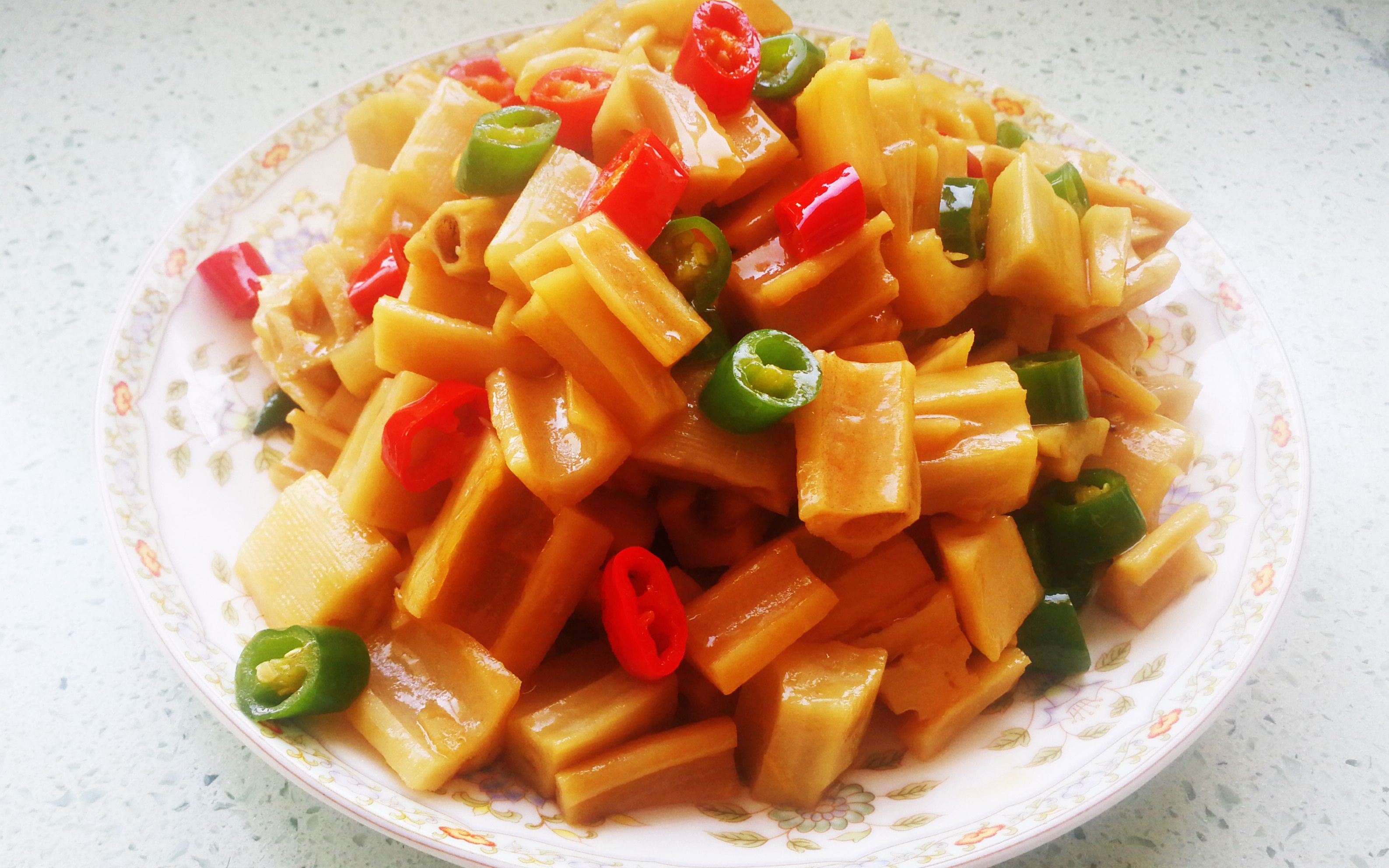 午饭做了专治吃不下饭的,酸辣藕丁和秘制鸡爪,孩子很兴奋,你猜哪个更