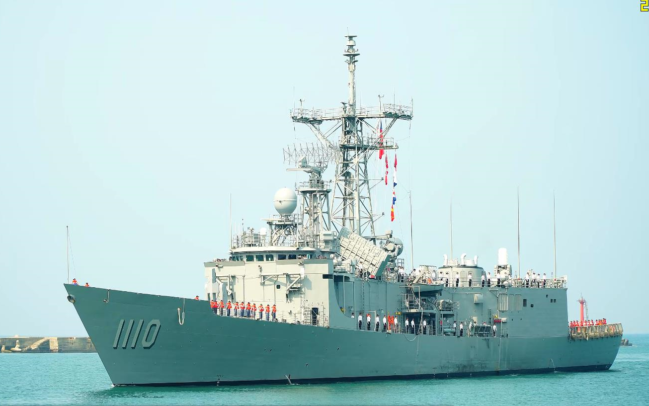 成功級護衛艦田單號pfg1110高雄進港2019314