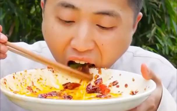 松松和二毛肥嫩糖醋排骨09香气扑鼻手撕鸡油汁四建辣椒都辣到舌根啦