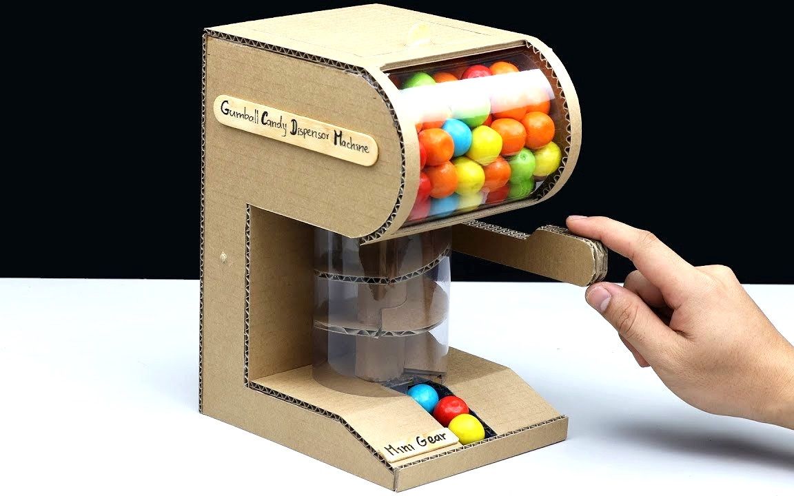 小哥创意diy自制纸板糖果售卖机一边吃糖一边玩