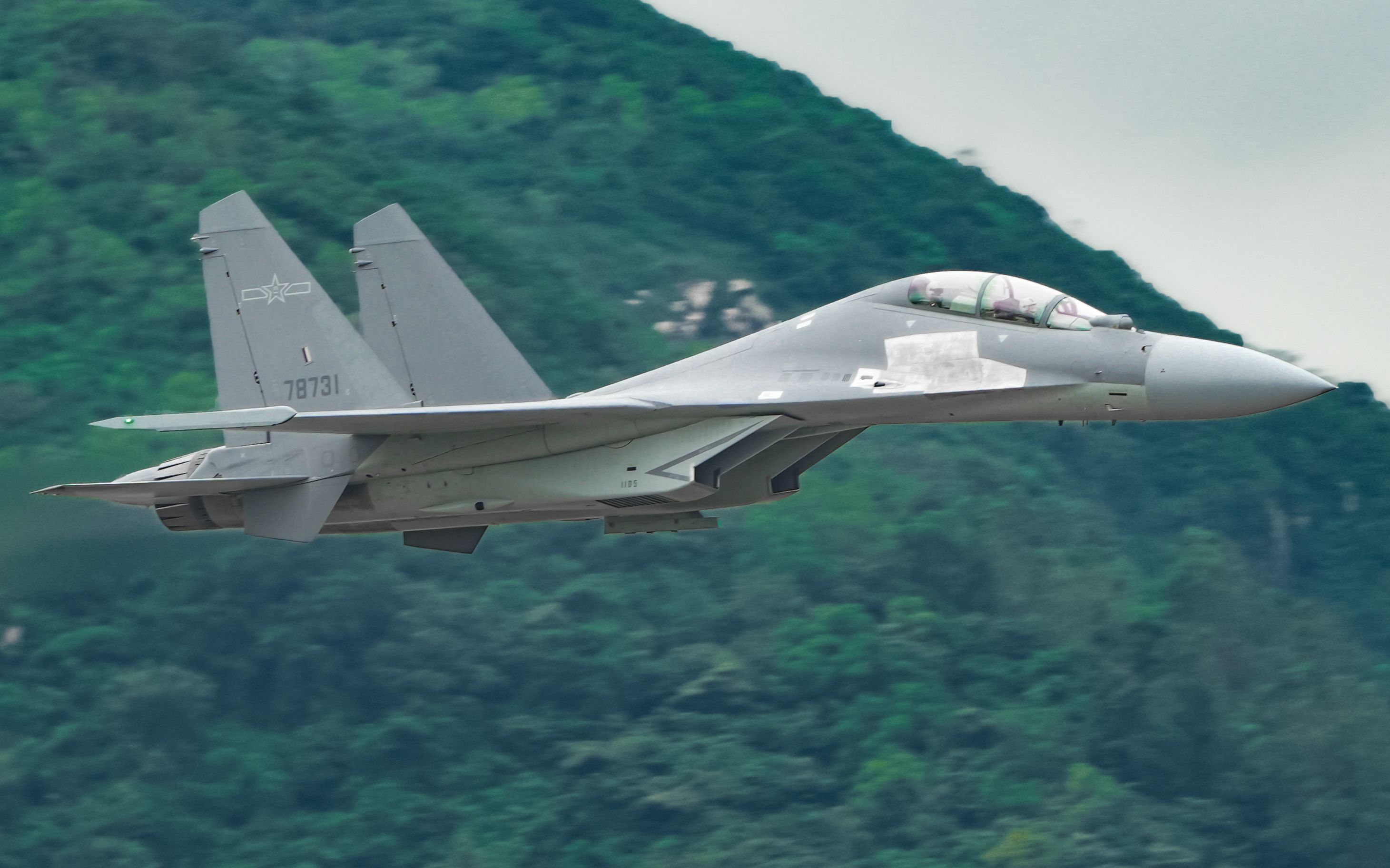 这就是最好的侧卫-歼16 超低空通场倒飞打弹精彩纷呈