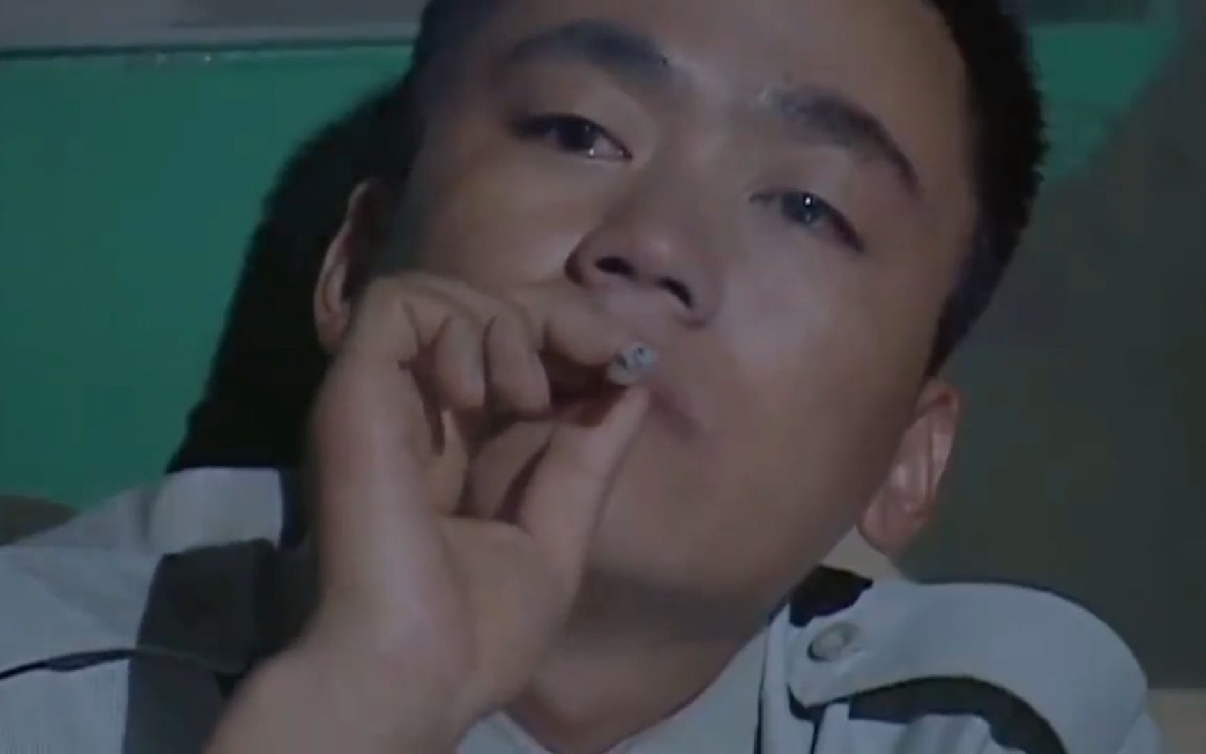 许三多违纪在宿舍抽烟,怎料纠察发现后,不仅主动递烟还敬礼送别