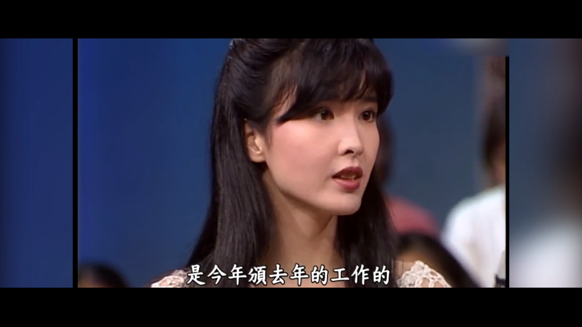 张菲现场采访周慧敏爆笑连连女神傻白甜的样子太可爱了